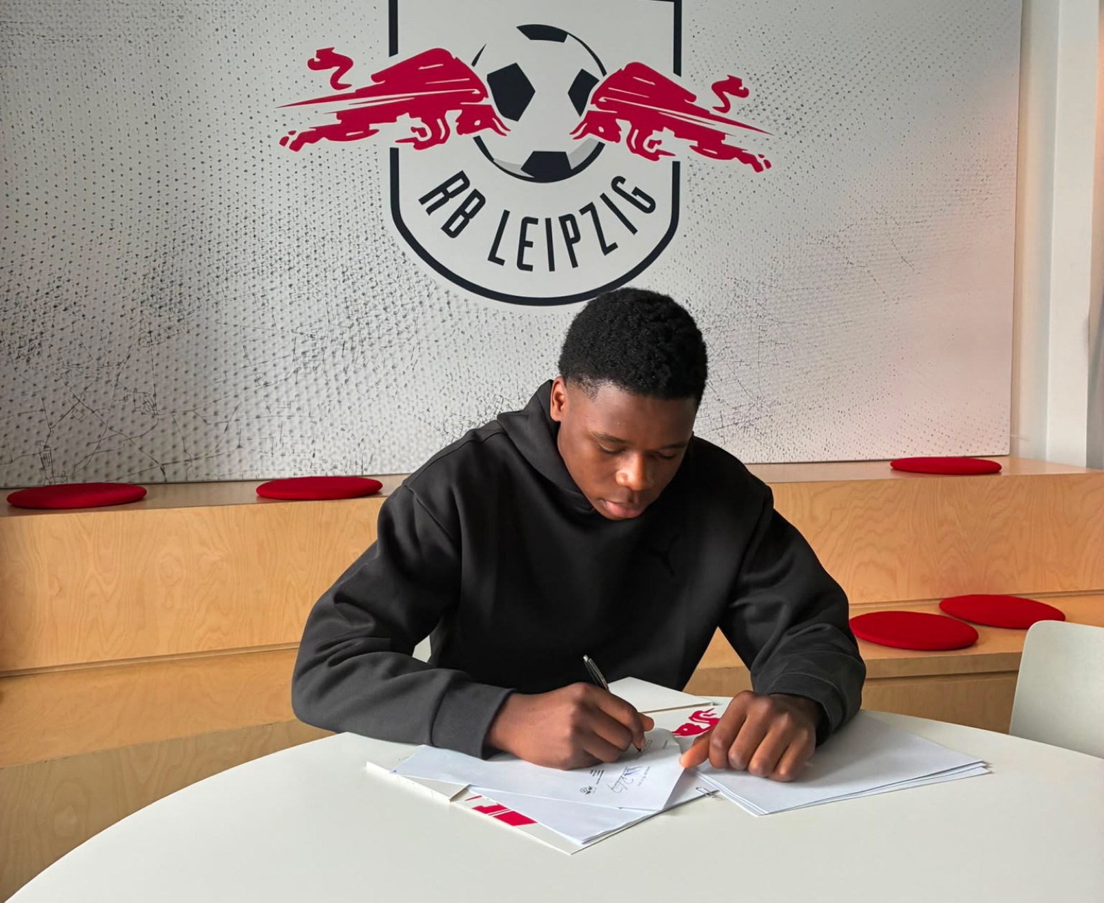 Joueur de 21 Corporate signant son contrat au RB Leipzig
